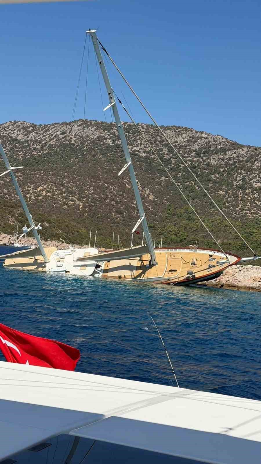 Kayalıklara vurup yan yatan teknedeki 11 kişi kurtarıldı