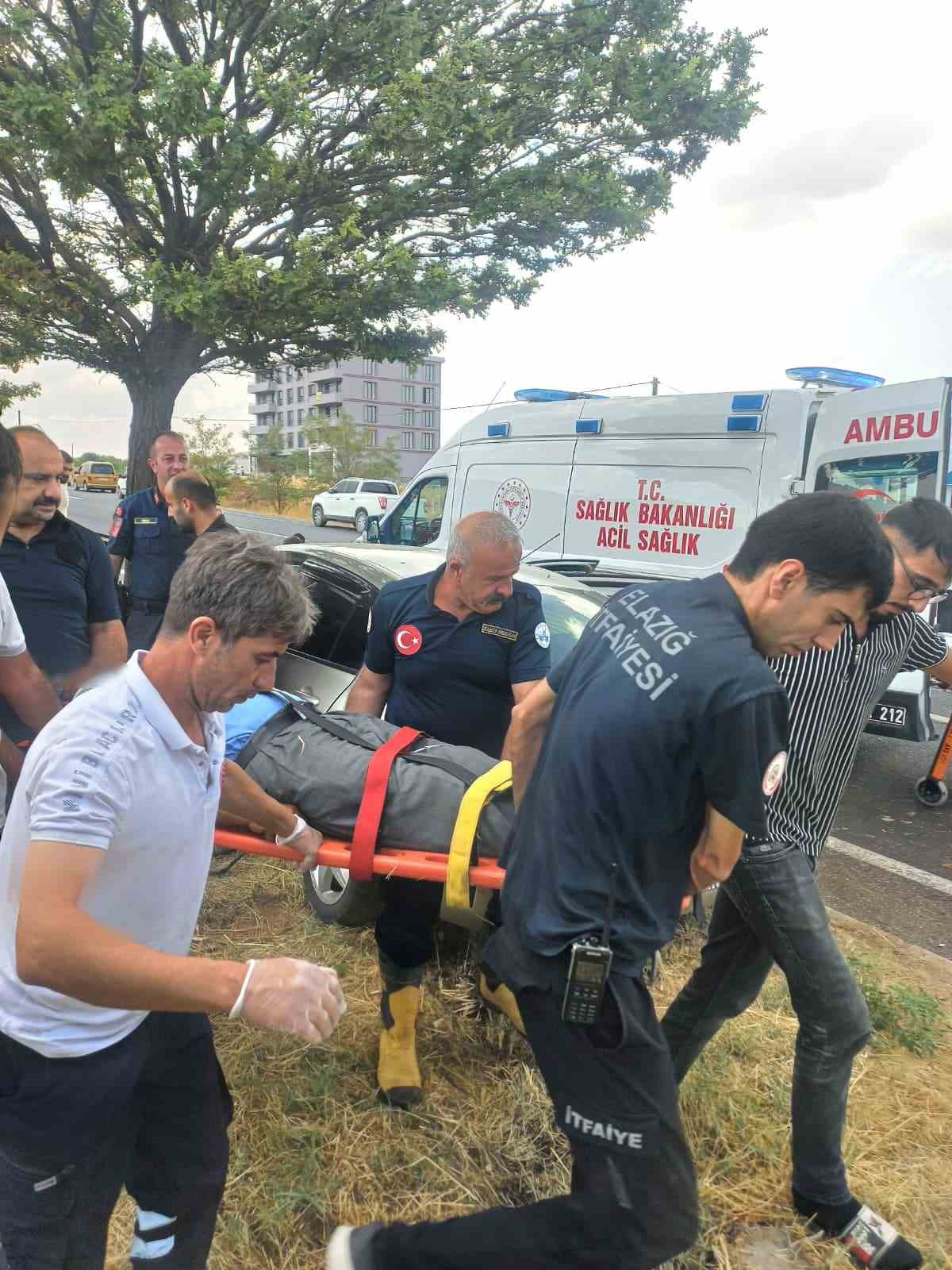 Elazığ&rsquo;da otomobil ağaca &ccedil;arptı: 4 yaralı