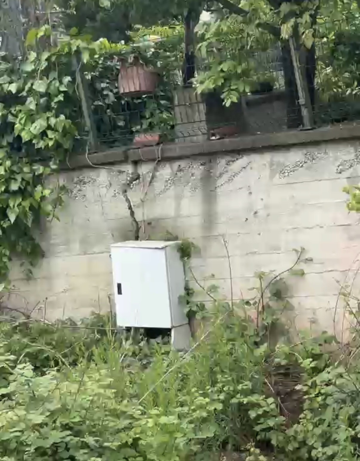 D&uuml;zce&rsquo;de inşaat alanında toprak kaydı, bina sakinleri sokağa d&ouml;k&uuml;ld&uuml;