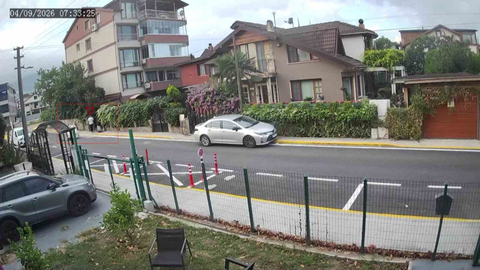 Hırsızlık avı kamerada: Bah&ccedil;eleri tek tek gezip tava, t&uuml;p, yağ ne varsa &ccedil;aldılar