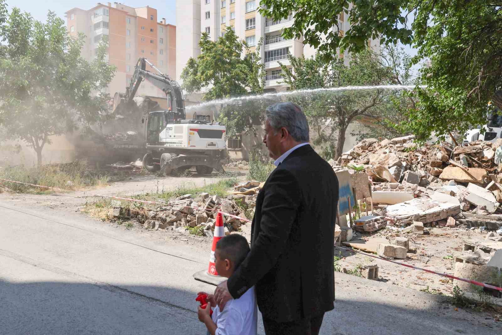 Yıldırım Beyazıt&rsquo;ta 9 gecekondu kaldırılarak yerini park alanına bıraktı