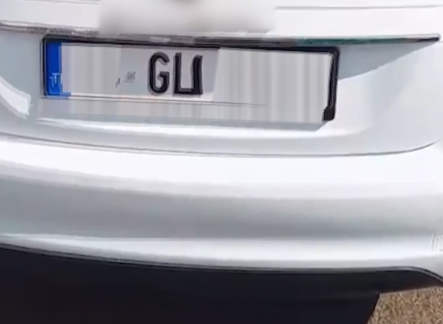 Plakada bant ile yapılan harf değişikliğine 140 bin TL ceza, 30 g&uuml;n trafikten men
