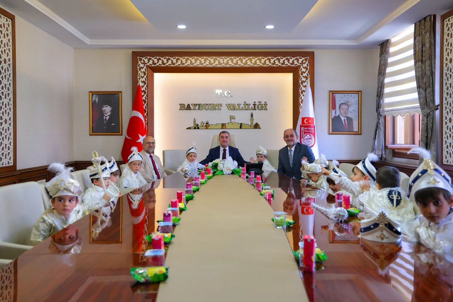 Vali Eldivan s&uuml;nnet olan &ccedil;ocukları makamında ağırladı