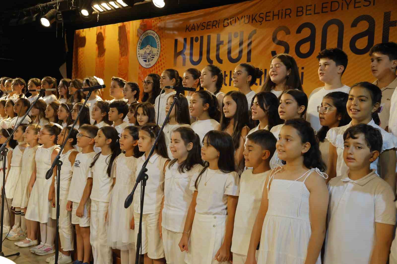 B&uuml;y&uuml;kşehir Belediyesi Konservatuvarı&rsquo;nda bin 865 kursiyer sertifika aldı