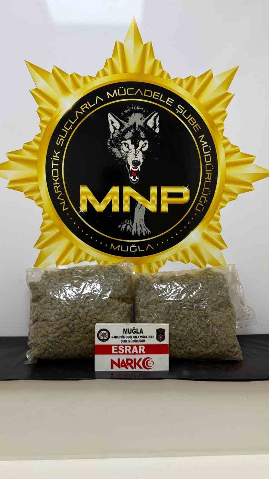 Muğla&rsquo;da polisten ka&ccedil;arken yakalandı, 1 kilo 953 gram esrar ele ge&ccedil;irildi