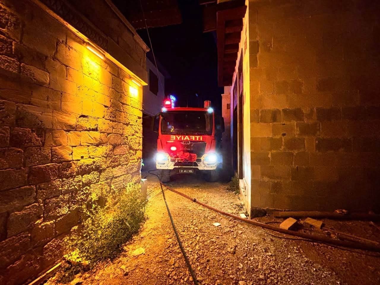 Antakya&rsquo;da metruk bina alevlere teslim oldu