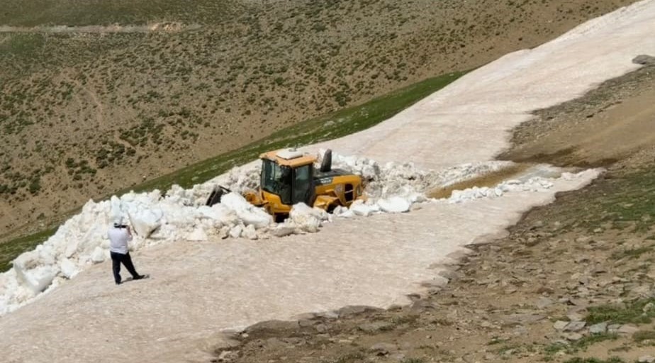 Temmuz ayında karla m&uuml;cadele devam ediyor