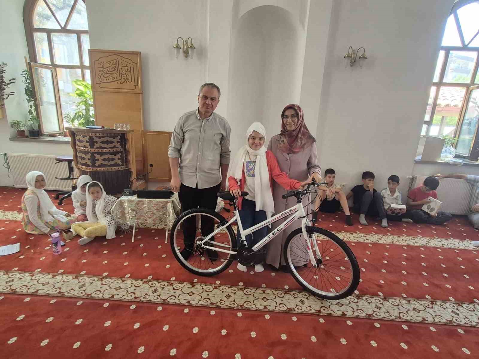 Kur’an-ı Kerim kursu çocuklara verilen hediyeler ile sona erdi