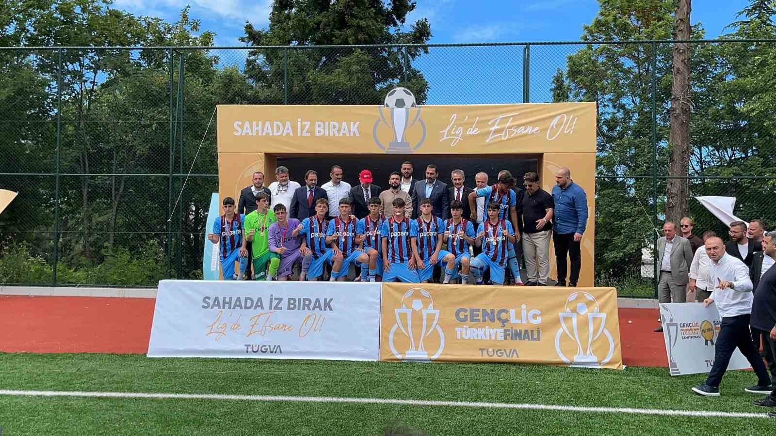 Araklı Saffet &Ccedil;ebi Lisesi&rsquo;nin şampiyonluk sevinci