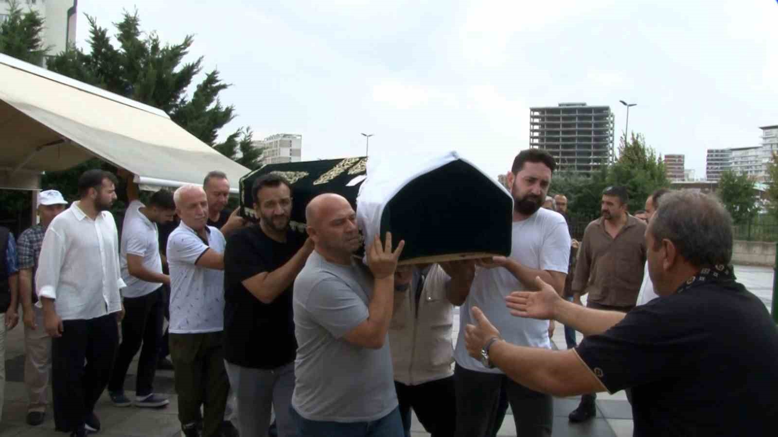 Zeytinburnu&rsquo;ndaki İETT otob&uuml;s kazasında hayatını kaybeden kadın son yolculuğuna uğurlandı