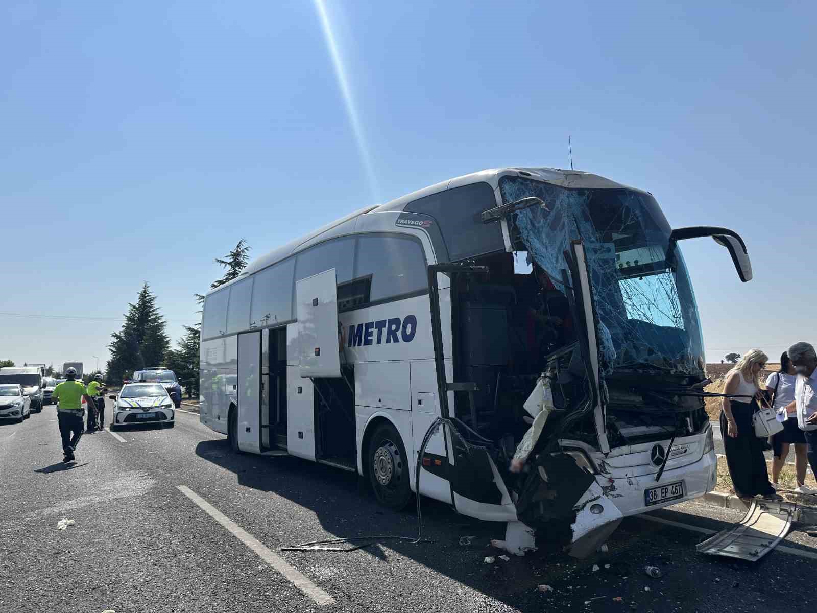 Uşak&rsquo;ta yolcu otob&uuml;s&uuml; kamyona arkadan &ccedil;arptı: 1&rsquo;i ağır 8 yaralı
