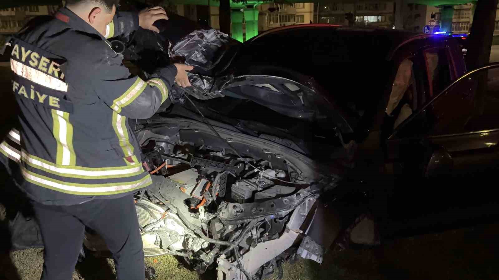 Virajı alamayan SUV tarzı ara&ccedil; aydınlatma direğini yerinden s&ouml;kt&uuml;: 1 yaralı