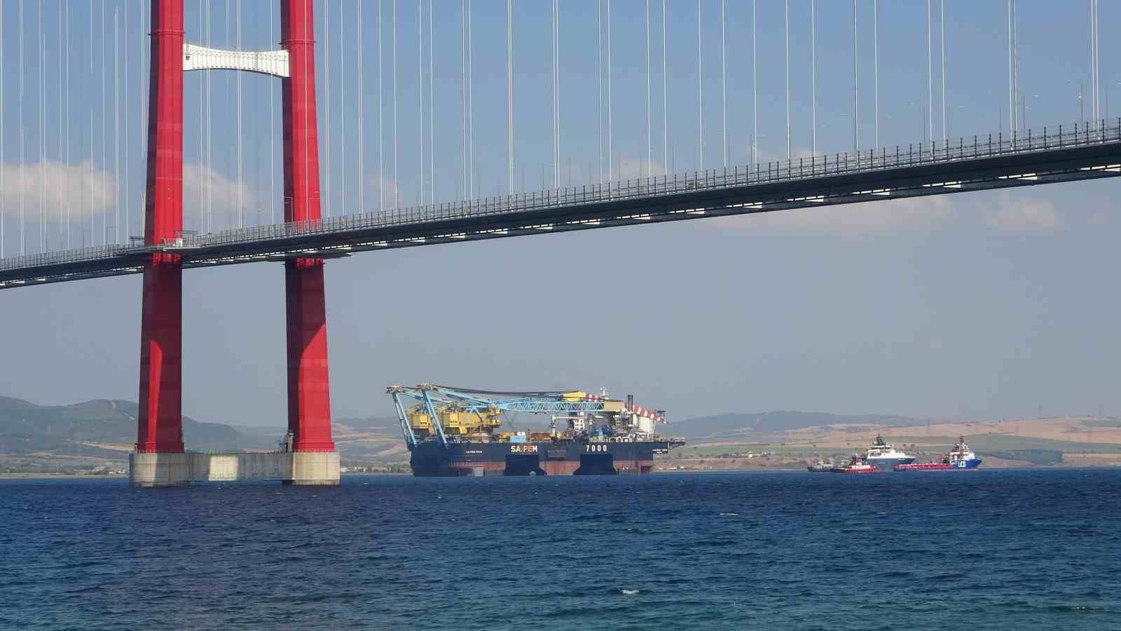D&uuml;nyanın en b&uuml;y&uuml;k &uuml;&ccedil;&uuml;nc&uuml; yarı batık vin&ccedil; ve boru d&ouml;şeme gemisi 1915 &Ccedil;anakkale K&ouml;pr&uuml;s&uuml; altından ge&ccedil;ti