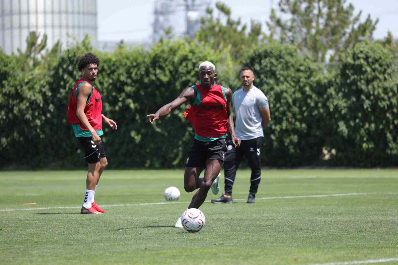 Konyaspor, Fenerbah&ccedil;e ma&ccedil;ı hazırlıklarını başladı