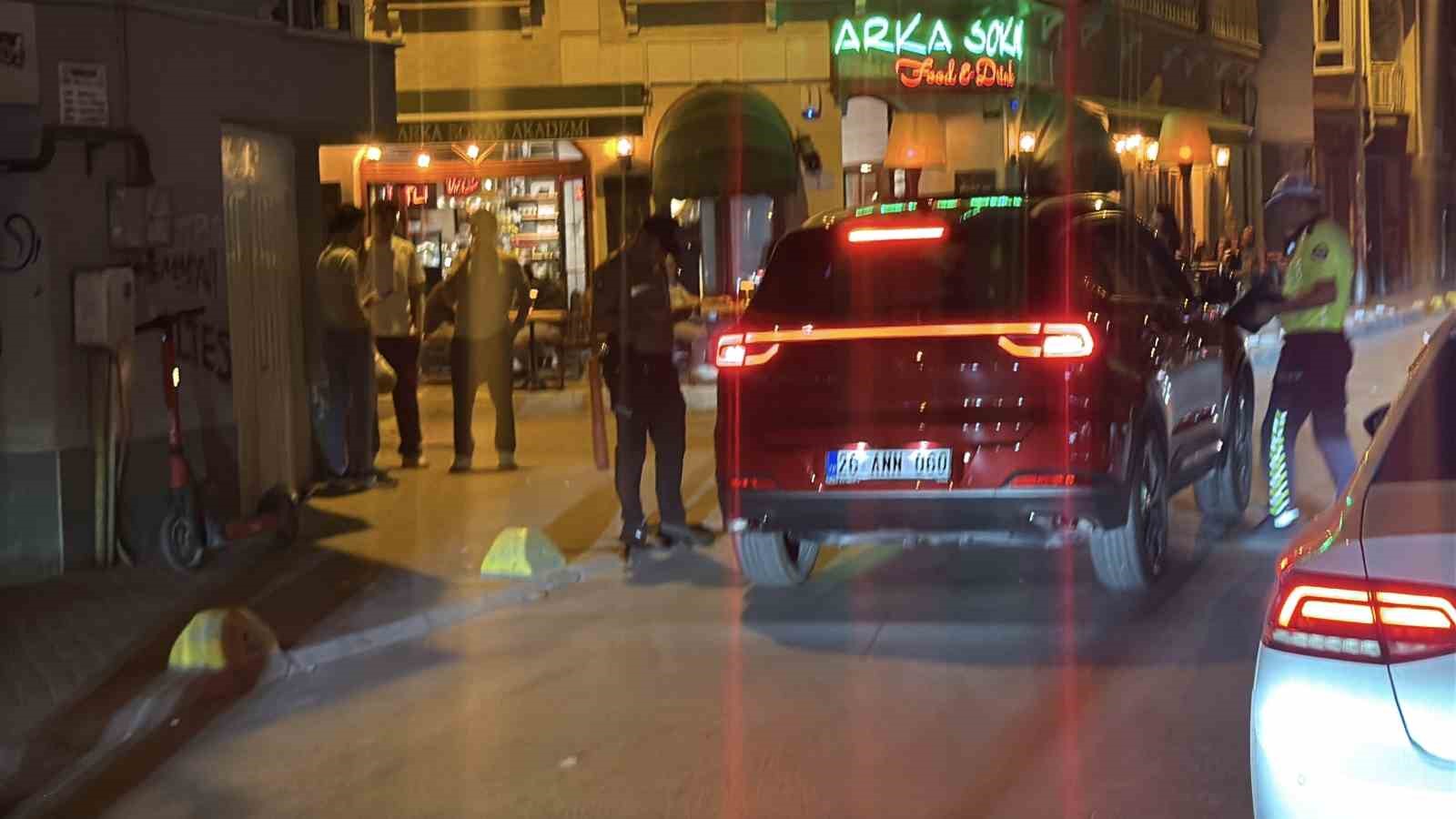 Eskişehir&rsquo;de polisten ara&ccedil; g&uuml;r&uuml;lt&uuml;s&uuml;n&uuml;n yoğun olduğu sokakta kapsamlı denetim