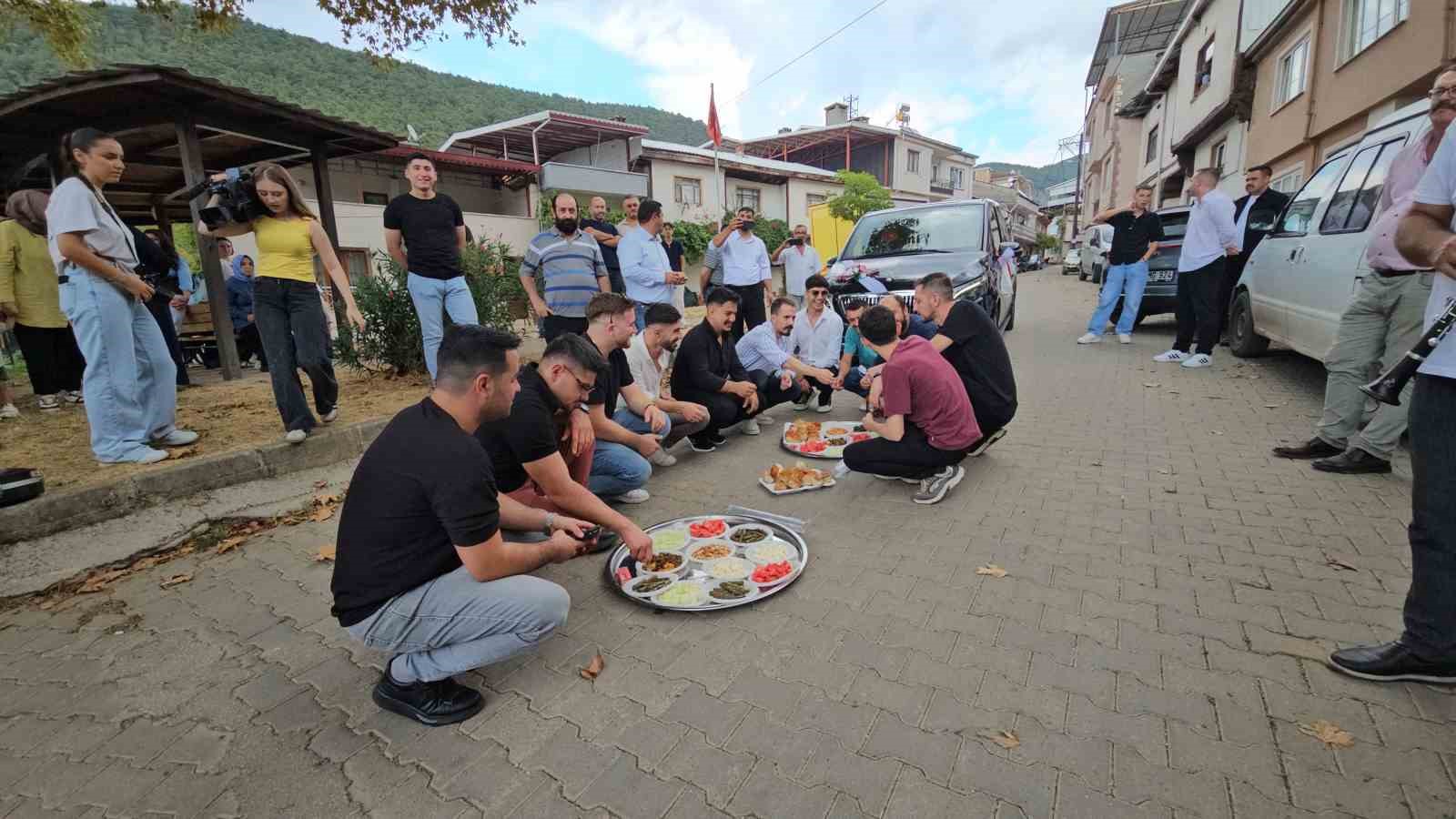 Bursa&rsquo;da asırlık d&uuml;ğ&uuml;n geleneği: 200 metreyi 4 saatte ge&ccedil;tiler