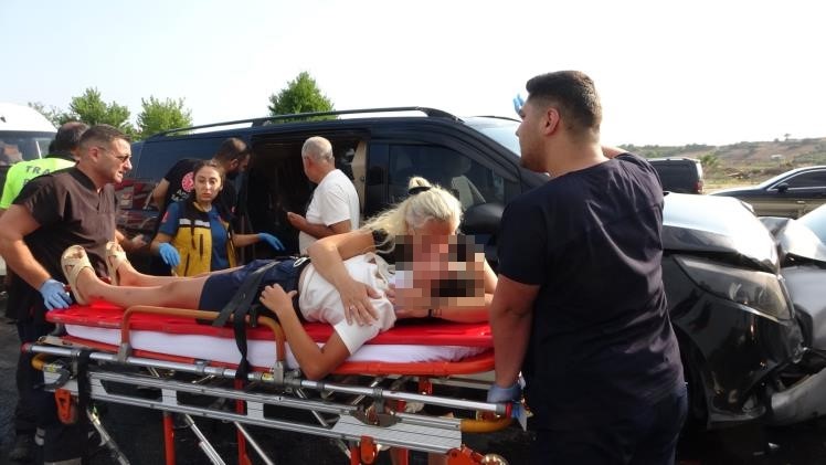 Antalya&rsquo;da feci kazada ortalık savaş alanına d&ouml;nd&uuml;: 17 yaralı