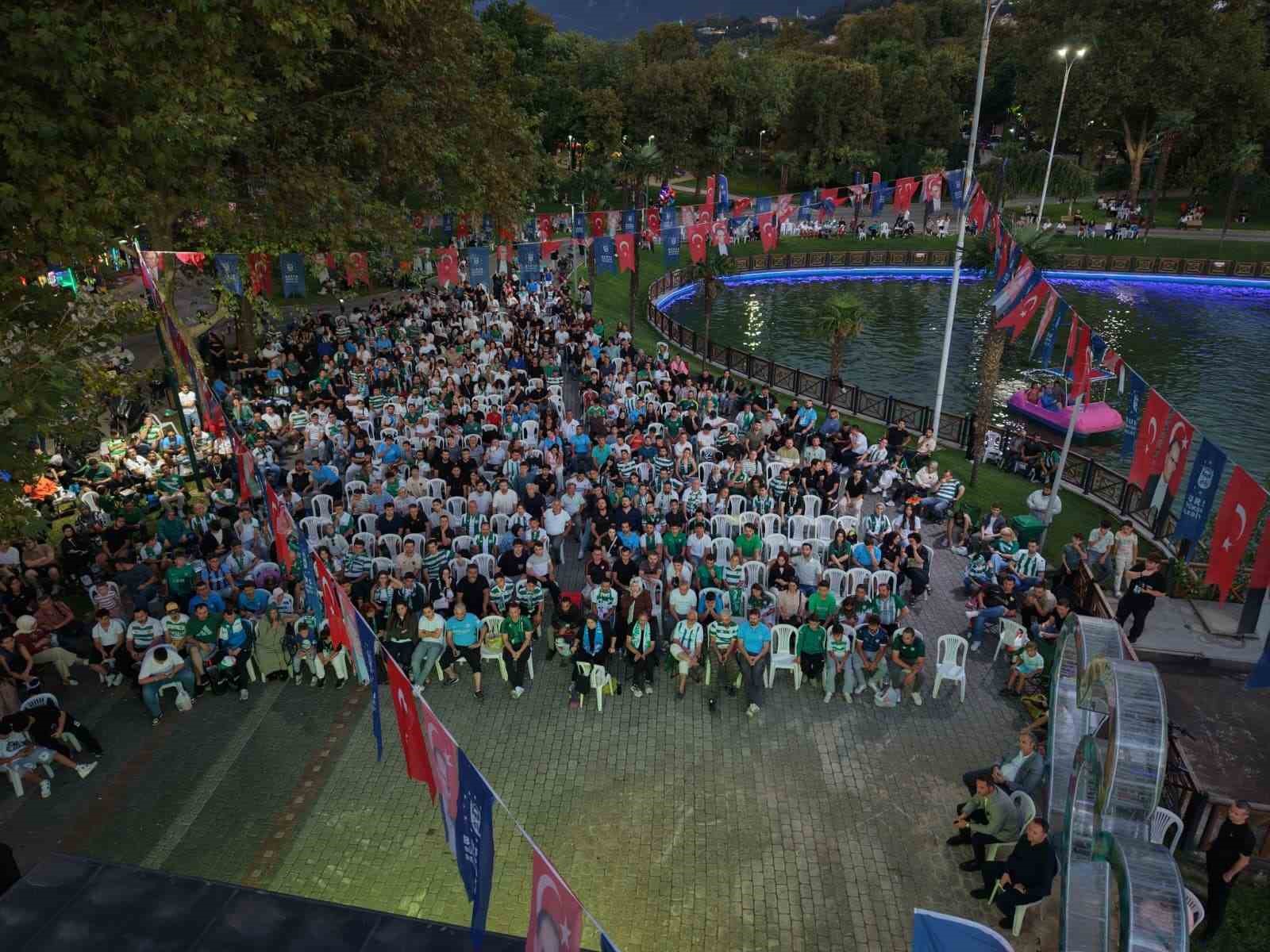 Bursa B&uuml;y&uuml;kşehir ile yeşil beyaz tek y&uuml;rek