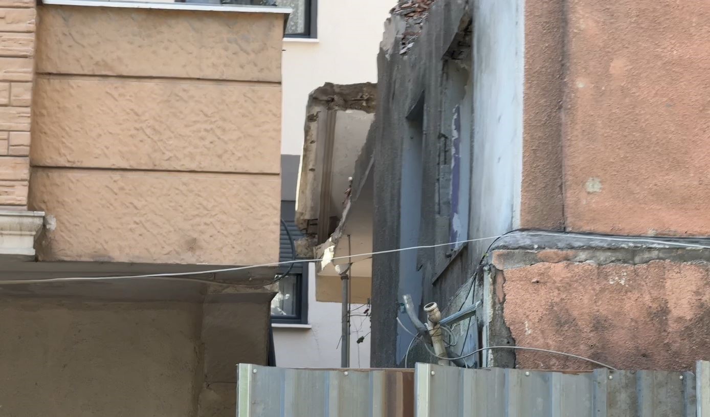 Küçükçekmece’deki bina çökmesinde ağır yaralanan genç hayatını kaybetti