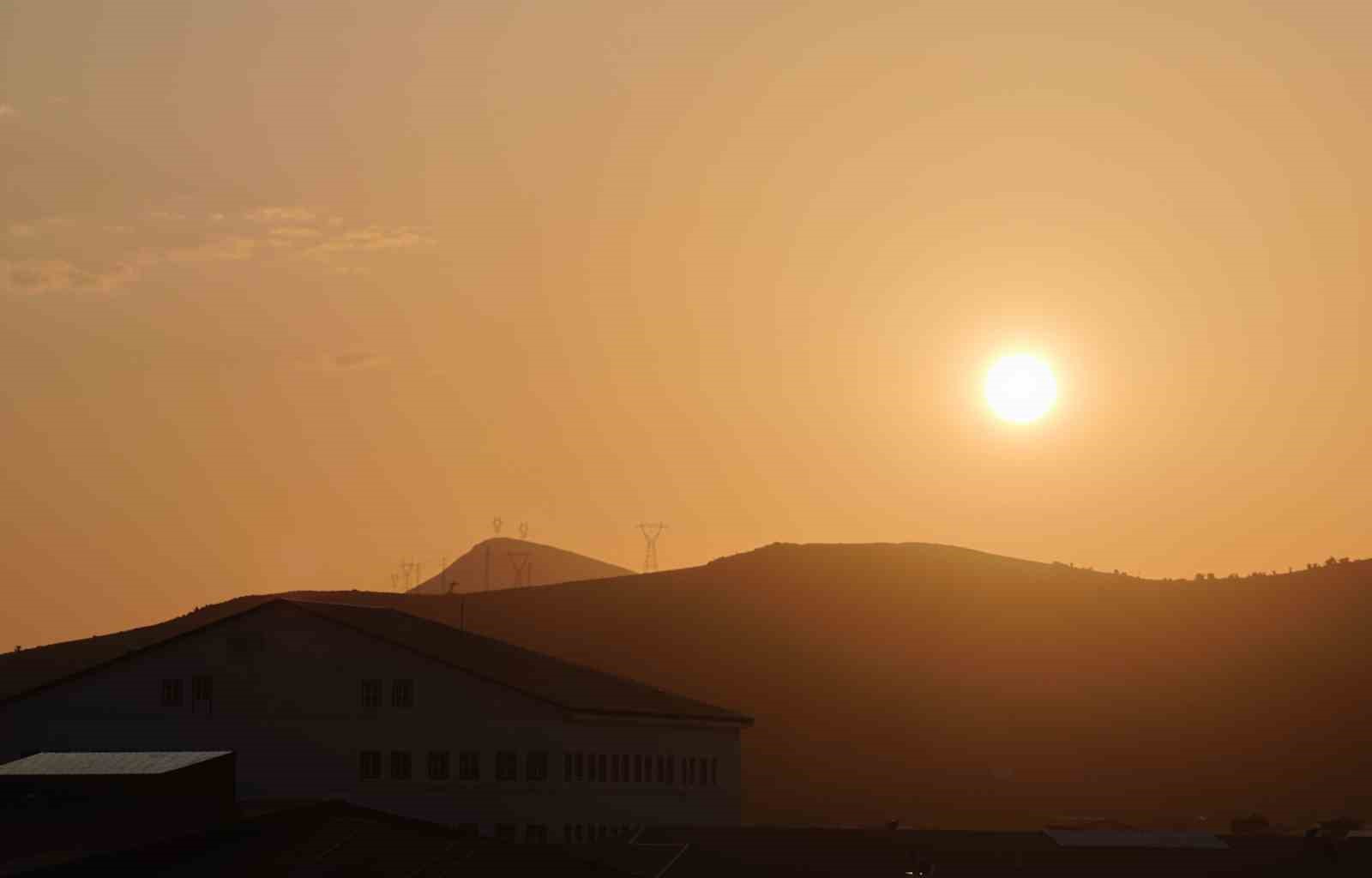 Bitlis&rsquo;te etkileyici manzara: Ay battı, g&uuml;neş doğdu