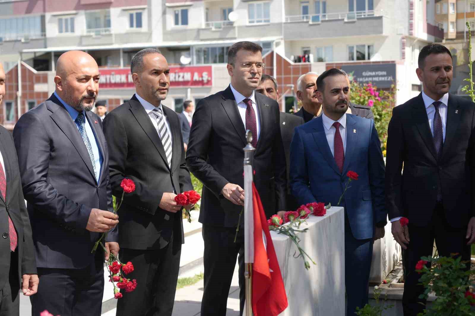 Niğde&rsquo;de bayram arifesinde şehitlik ziyaret edildi