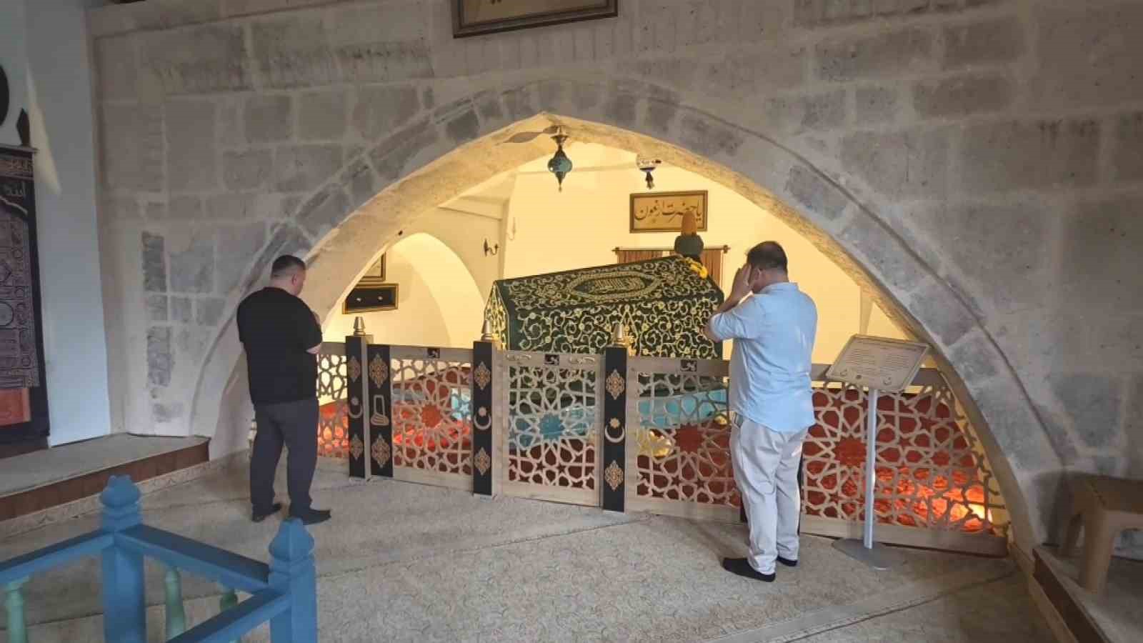 K&uuml;tahya&rsquo;da Ergun &Ccedil;elebi Hazretleri&rsquo;nin kabrinde d&uuml;zenleme