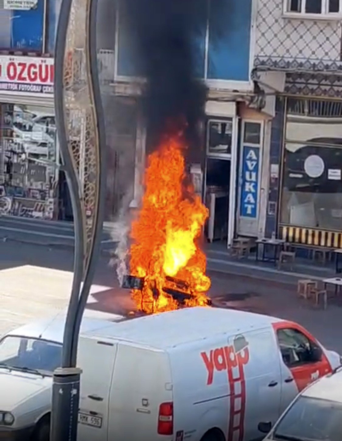 Diyarbakır&rsquo;da hareket halindeki motosiklet alevlere teslim oldu