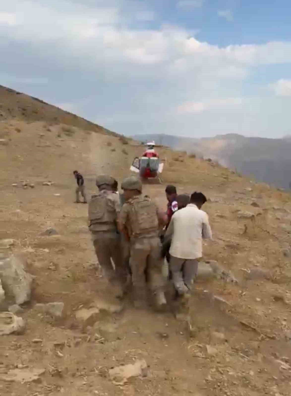 Siirt&rsquo;te beyin kanaması ge&ccedil;iren kadın ambulans helikopterle hastaneye sevk edildi