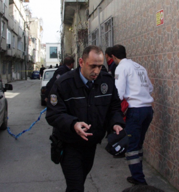 Mehdiyim diyerek dehşet saçtı: 3 polis yaralandı
