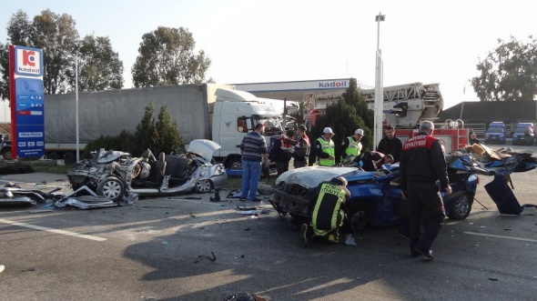 İzmir'de feci kaza: 6 ölü, 1 yaralı