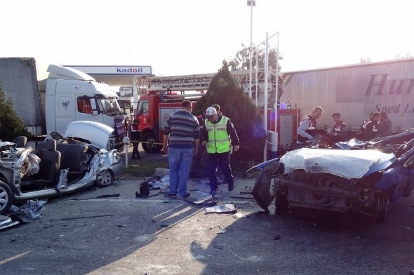 İzmir'de feci kaza: 6 ölü, 1 yaralı