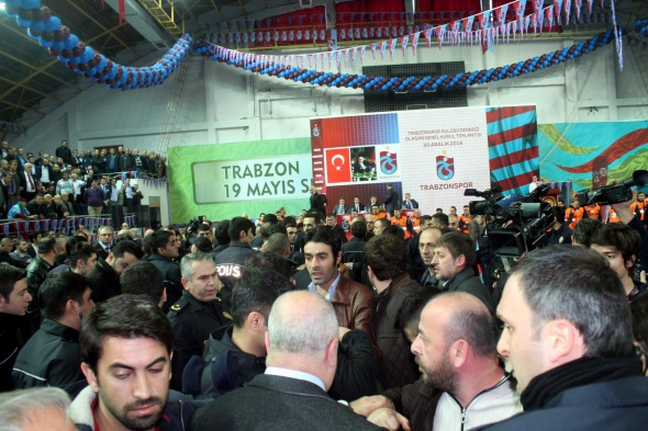 Trabzonspor Genel Kurulu'nda kavga bitmiyor