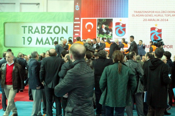 Trabzonspor'un 69. Olağan Genel Kurulu kavgalı başladı.