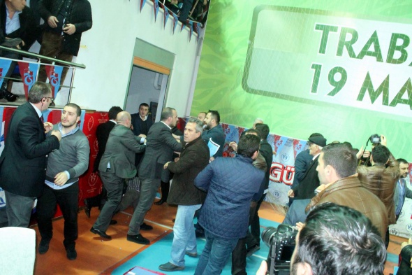 Trabzonspor'un 69. Olağan Genel Kurulu kavgalı başladı.