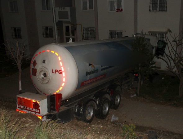 30 ton LPG yüklü tanker apartmana girdi