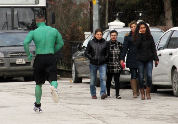 Süper kahraman Hulk Başkent sokaklarında
