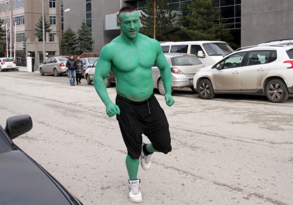 Süper kahraman Hulk Başkent sokaklarında