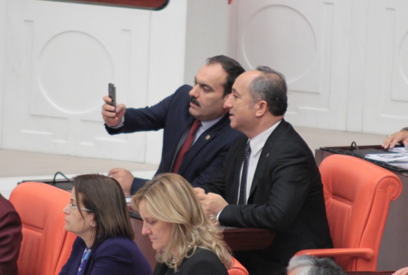 Milletvekilleri, Başbakan’ın kürsüde fotoğrafını çekti