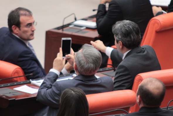 Milletvekilleri, Başbakan’ın kürsüde fotoğrafını çekti