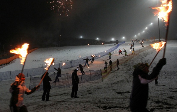 Palandöken’de kayakçılar sezonu ateş dansıyla açtı