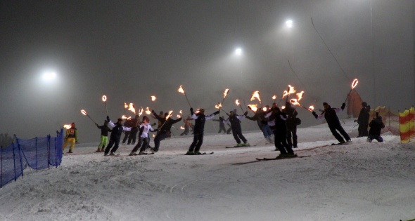 Palandöken’de kayakçılar sezonu ateş dansıyla açtı