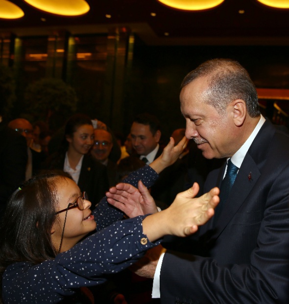 Erdoğan, engelli çocuğu kırmadı