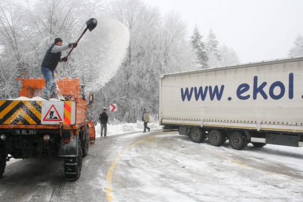 Uludağ'a kar yağdı araçlar yollarda kaldı