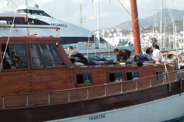 Tekne kaptanı Suriyeli 56 göçmeni ölüme terk etti