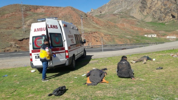 Kaçak göçmenleri taşıyan kamyon devrildi: 1 ölü, 64 yaralı