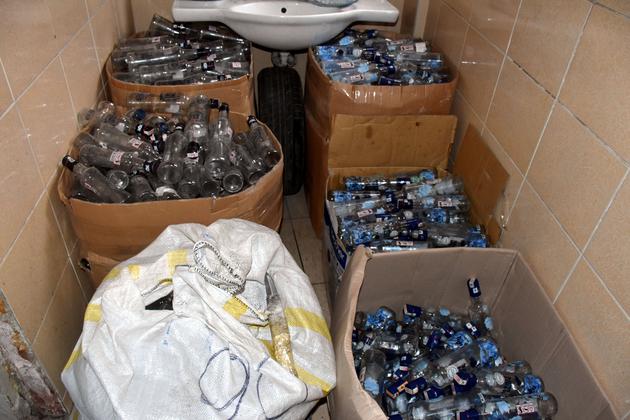 Fatih'te aynı sokakta 3 depoya baskın: Yüzlerce litre sahte içki yakalandı