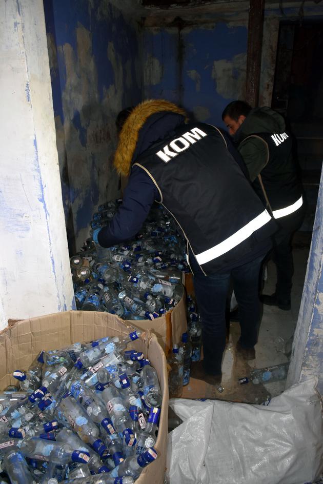Fatih'te aynı sokakta 3 depoya baskın: Yüzlerce litre sahte içki yakalandı