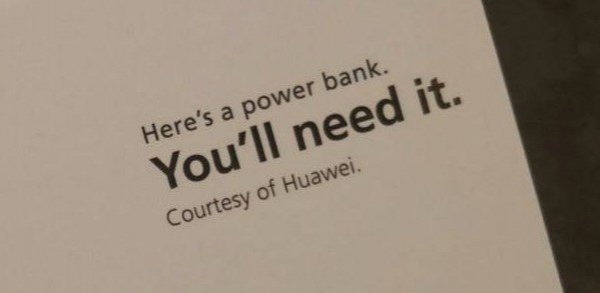 Huawei iPhone için sıraya girenlere powerbank dağıttı