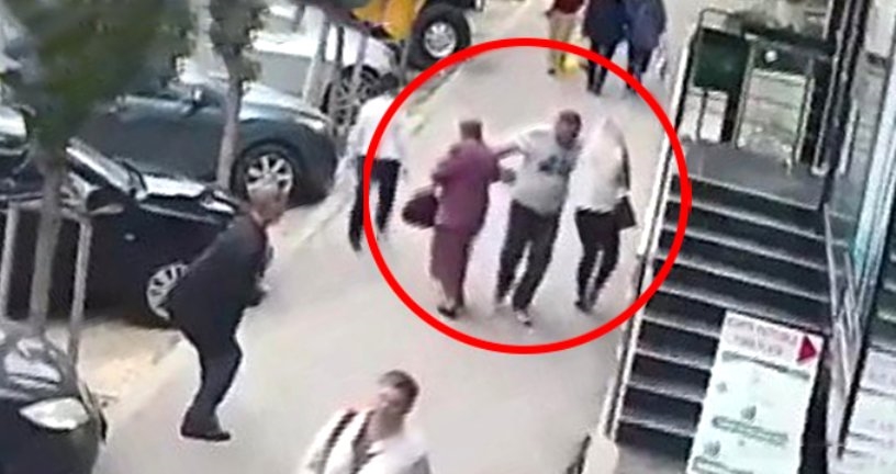 Kaldırımda Yürüyen Kadınlara Durup Dururken Yumruk Attı! Saldırı Anı Kamerada