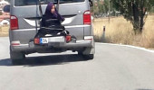 Genç Kızın Hareket Eden Minibüsün Arkasına Yük Gibi Bağlanması Tepki Çekti